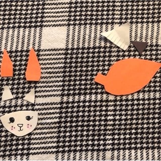 red-fox-craft-step3 Découpe tous les morceaux dont t’auras besoin pour ton renard, comme la queue, les oreilles, et le visage! Assure-toi d’avoir deux morceaux pour chaque oreille (orange et blanc) et trois morceaux pour la queue (orange, blanc et noir). Tu peux décorer le visage comme tu veux!