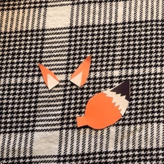 red-fox-craft-step5 Colle les morceaux de papier pour les oreilles et la queue.