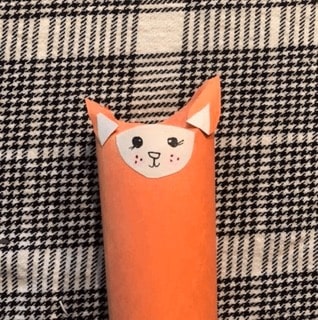 red-fox-craft-step6 Colle les oreilles sur les parties pointues du rouleau plié.