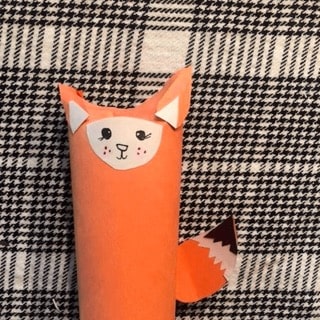 red-fox-craft-step7 Enfin, colle ta queue sur le dos de ton renard!